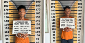 Kedua tersangka saat di kantor polisi.