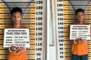 Kedua tersangka saat di kantor polisi.