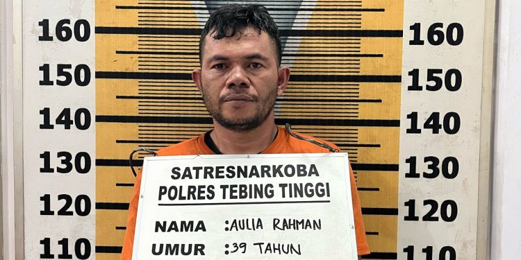 Tersangka saat di kantor polisi.