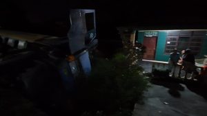 Truk Tangki Terperosok ke Parit