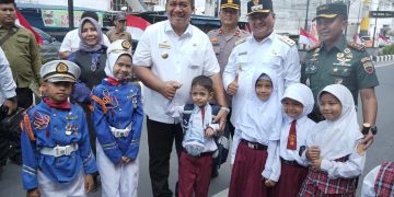 Bagikan Merah Putih di Jalanan, Bupati Asahan: Jangan Simbol Negara Kalah dari Bendera Fiksi