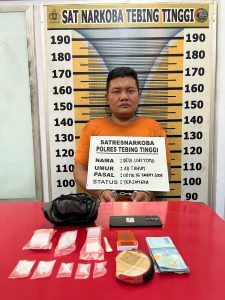 Tersangka saat di kantor polisi.