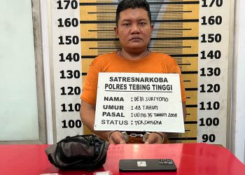 Tersangka saat di kantor polisi.