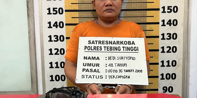 Tersangka saat di kantor polisi.