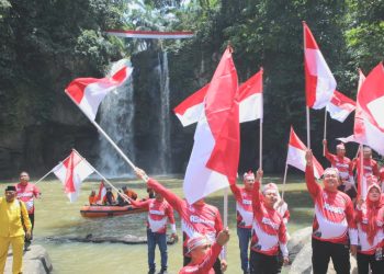 Merah Putih Berkibar di Wisata Air Terjun Simonang-Monang, Sambut HUT ke-80 RI