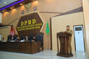 Bupati Labura, Hendri Yanto Sitorus, menyampaikan sambutan pada Rapat Paripurna Rancangan Peraturan Daerah Tentang RPJMD Tahun 2025-2029.