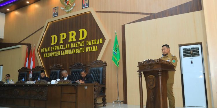Bupati Labura, Hendri Yanto Sitorus, menyampaikan sambutan pada Rapat Paripurna Rancangan Peraturan Daerah Tentang RPJMD Tahun 2025-2029.