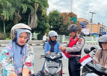 Personel Polres Tebing Tinggi Bagikan Bendera Merah Putih