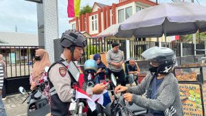 Personel Polres Tebing Tinggi Bagikan Bendera Merah Putih
