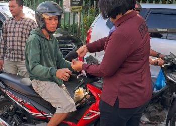 Personel Satreskrim Polres Tebing Tinggi Bagikan Bendera kepada  Pengguna Jalan
