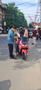 Personel Reskrim Polres Tebing Tinggi Bagikan Bendera kepada  Pengguna Jalan