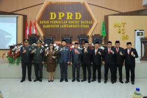 Bupati dan wakil bupati Labura foto bersama DPRD usai mendengarkan pidato presiden.