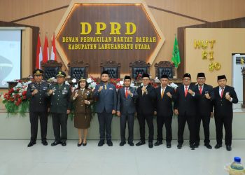 Bupati dan wakil bupati Labura foto bersama DPRD usai mendengarkan pidato presiden.