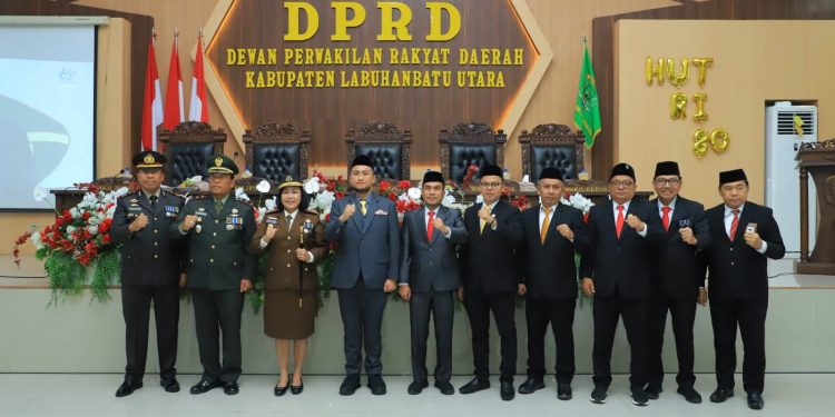 Bupati dan wakil bupati Labura foto bersama DPRD usai mendengarkan pidato presiden.