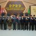 Bupati dan wakil bupati Labura foto bersama DPRD usai mendengarkan pidato presiden.
