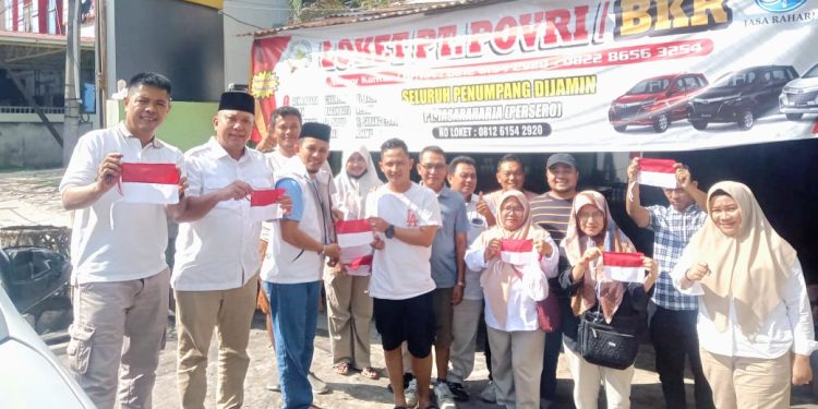 Ketua Partai Gerindra Labuhanbatu H Abdul Karim Hasibuan SH MH bersama sejumlah kader partai membagikan bendera merah putih secara gratis kepada warga.