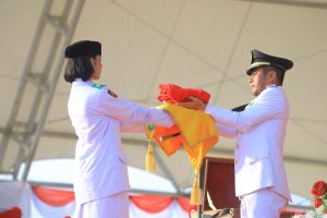 Wakil Bupati Labura, H. Samsul Tanjung, menerima bendera Merah Putih.