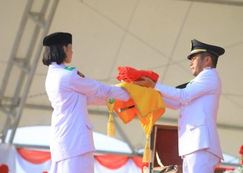 Wakil Bupati Labura, H. Samsul Tanjung, menerima bendera Merah Putih.