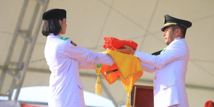 Wakil Bupati Labura, H. Samsul Tanjung, menerima bendera Merah Putih.