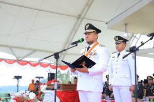 Bupati Labura, Hendri Yanto Sitorus, bertindak sebagai inspektur upacara pada peringatan HUT ke-80 kemerdekaan RI.