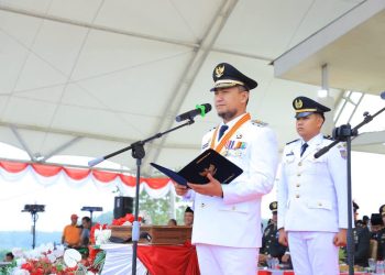 Bupati Labura, Hendri Yanto Sitorus, bertindak sebagai inspektur upacara pada peringatan HUT ke-80 kemerdekaan RI.