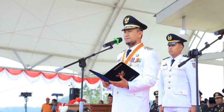 Bupati Labura, Hendri Yanto Sitorus, bertindak sebagai inspektur upacara pada peringatan HUT ke-80 kemerdekaan RI.