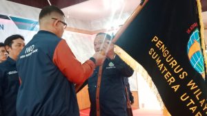 Ketua Umum IWO menyerahkan pataka ke Ketua PW IWO Sumut. 