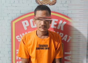 Tersangka saat di kantor polisi.