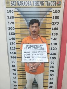 Tersangka saat di kantor polisi. 