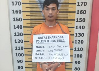 Tersangka saat di kantor polisi.