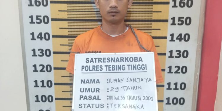 Tersangka saat di kantor polisi.