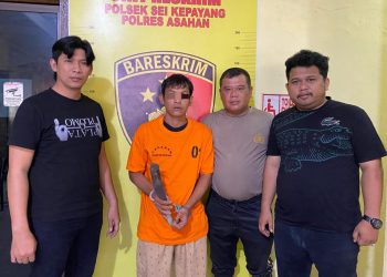 Tersangka saat di kantor polisi.