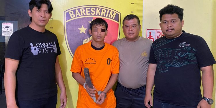 Tersangka saat di kantor polisi.