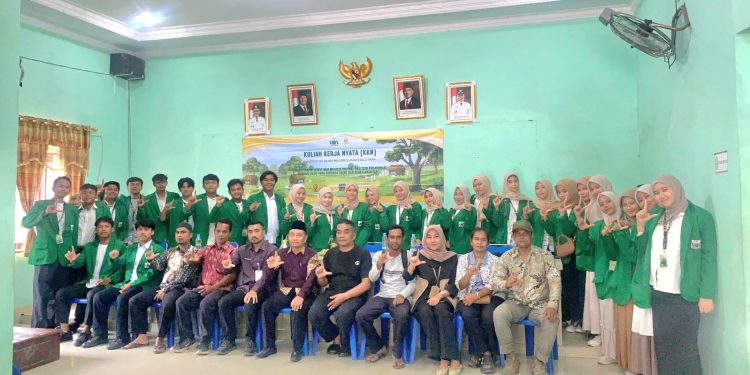 Mahasiswa KKN UINSU  diabadikan bersama kepala desa dan perangkat desa.