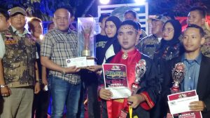 Ketua DPC Grib Jaya Asahan Hendra Syahputra menyerahkan hadiah. 