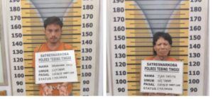 Kedua tersangka saat di kantor polisi.
