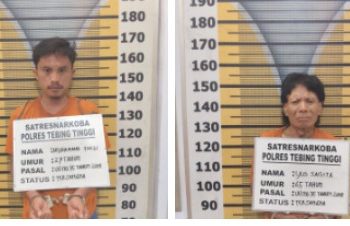 Kedua tersangka saat di kantor polisi.