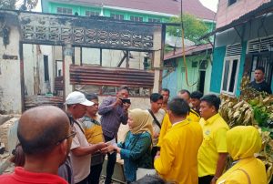Anggota DPRD Kota Sibolga dari Partai Golkar saat menyerahkan bantuan kepada korban musibah kebakaran.