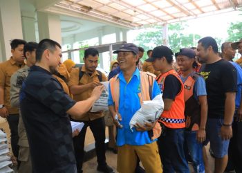 Hendri Yanto Bagikan Ratusan Paket Sembako
