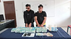 Kedua pelaku beserta barang bukti 13 kg sabu saat diamankan di Mapolsek Kualuh Hulu.