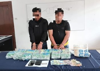 Kedua pelaku beserta barang bukti 13 kg sabu saat diamankan di Mapolsek Kualuh Hulu.