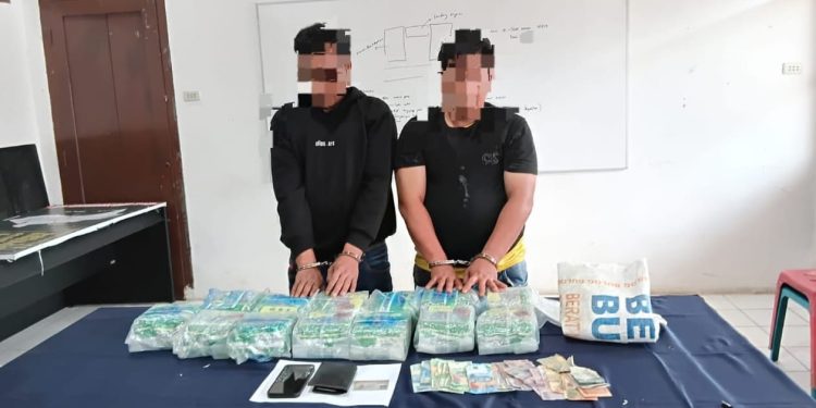 Kedua pelaku beserta barang bukti 13 kg sabu saat diamankan di Mapolsek Kualuh Hulu.