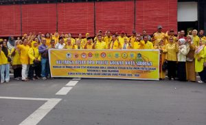 Anggota DPRD Sibolga dari Fraksi Golkar, Arhamudin didampingi Pengurus DPD dan Kecamatan Partai Golkar Kota Sibolga saat membacakan pernyataan sikap.