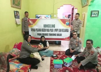 Wujud Kepedulian, Polres Tanjungbalai Jenguk Personel Yang Sakit