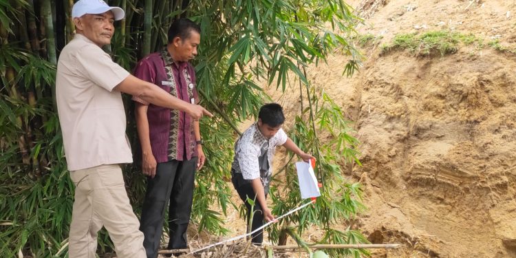 Warga Protes Penggalian Parit PTPN IV 