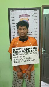 Tersangka saat di kantor polisi. 