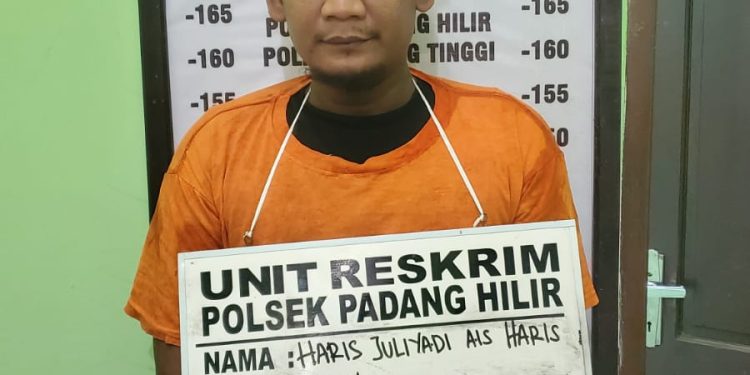 Tersangka saat di kantor polisi.