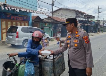 Kapolsek Teluk Nibung Bagikan Nasi Kotak ke Warga
