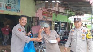 Kapolsek Teluk Nibung Bagikan Nasi Kotak ke Warga