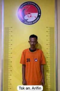 Tersangka saat di kantor polisi.